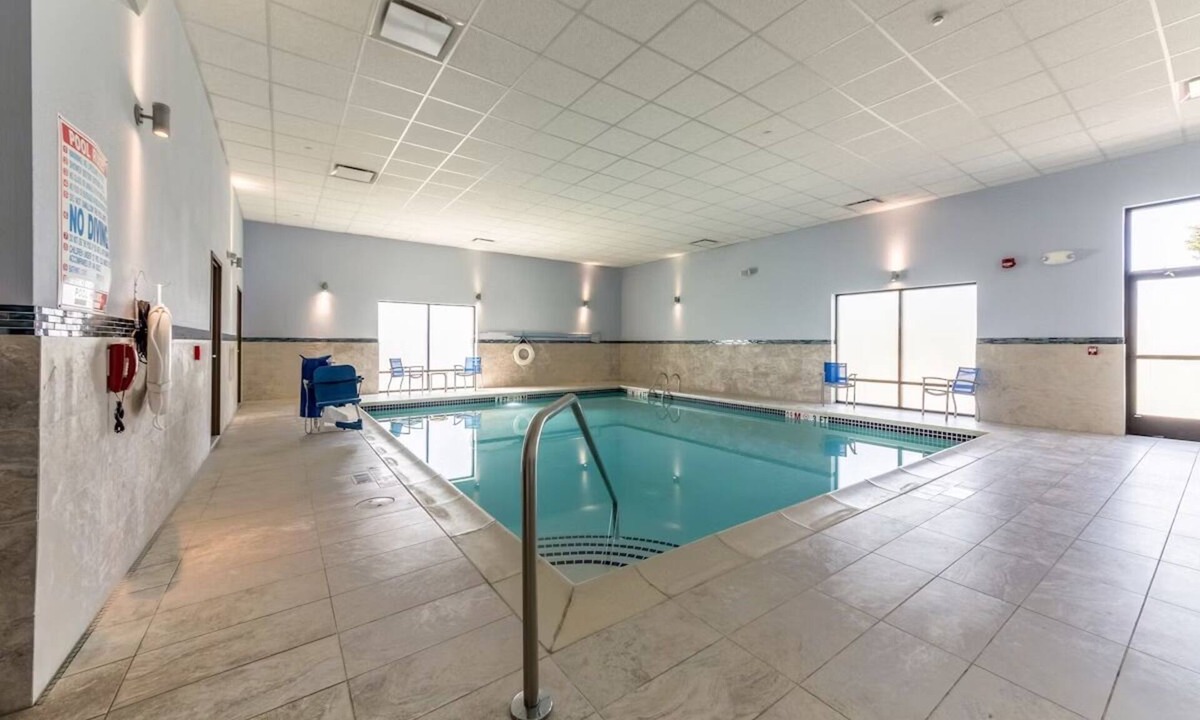 East Texas Hotel | 2 Rooms w/Breakfast Steps From Local Dining & Minutes From Lehigh Valley Zoo