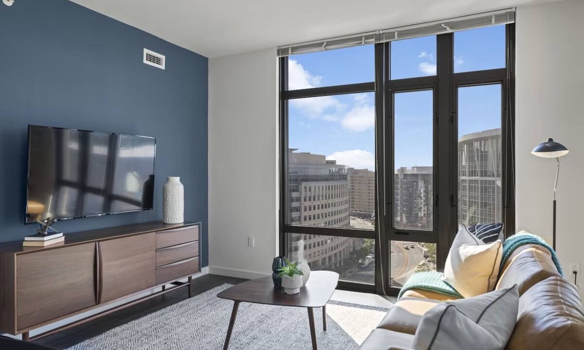 Bluemont Hotel | 2 Units | Explore Arlington | Elegant Haven w/Kitchen & Pool | Landmarks Nearby