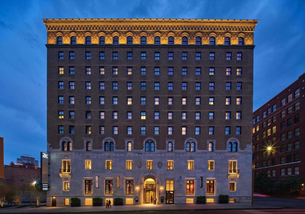 Downtown West Hotel | 21c Museum Hotel St Louis