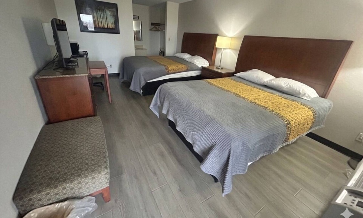 Greenville Hotel | 3 Accommodations for Big Groups near Greenville Public Library | Free Parking