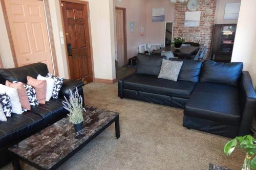 East Allegheny Apartment | 3 Beds, homey, spacious, stadiums, free parking, parks