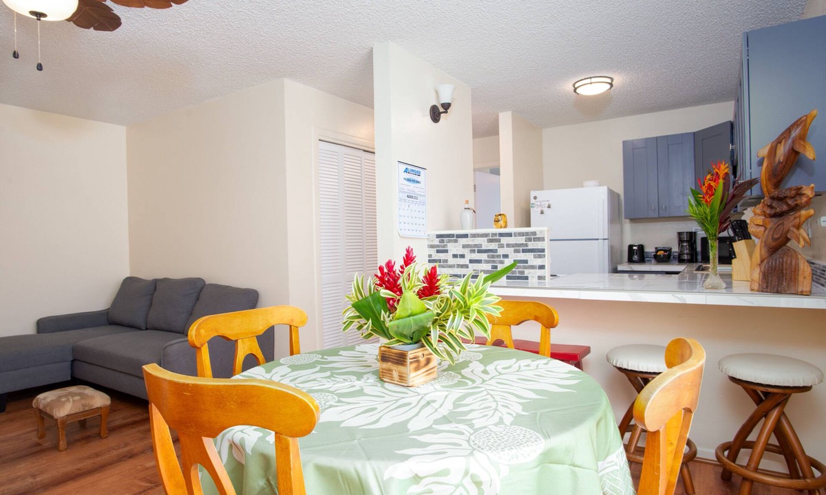 Hilo Condo | 3rd-floor downtown Hilo condo with great location near the bay, W/D, cable, & AC