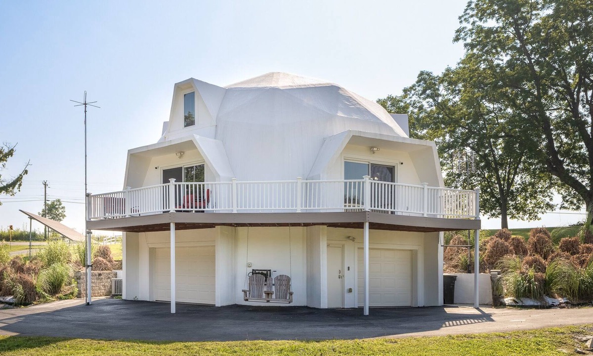 Normal House | 4 King Beds - Garage - Fast Gig WiFi - Huge Yard