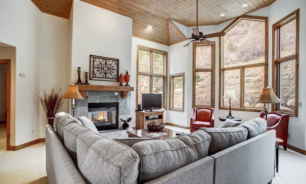 Edwards House | 4BR/4BA Private Rustic Home in Arrowhead - Quick Shuttle to the Lift!
