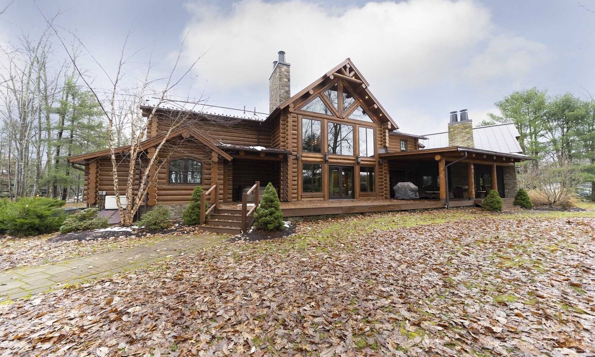 White Mills House | 9,000 Sq Ft Authentic Log Home 2 miles from Lake Wallenpaupack –Sleeps 20