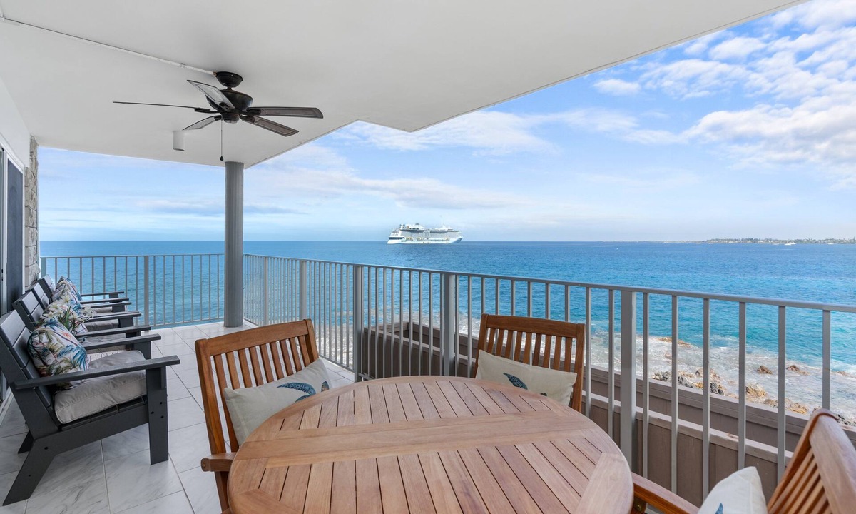 Kailua-Kona Condo | 🌴Absolute oceanfront getaway. Nicely upgraded and well equipped🌴