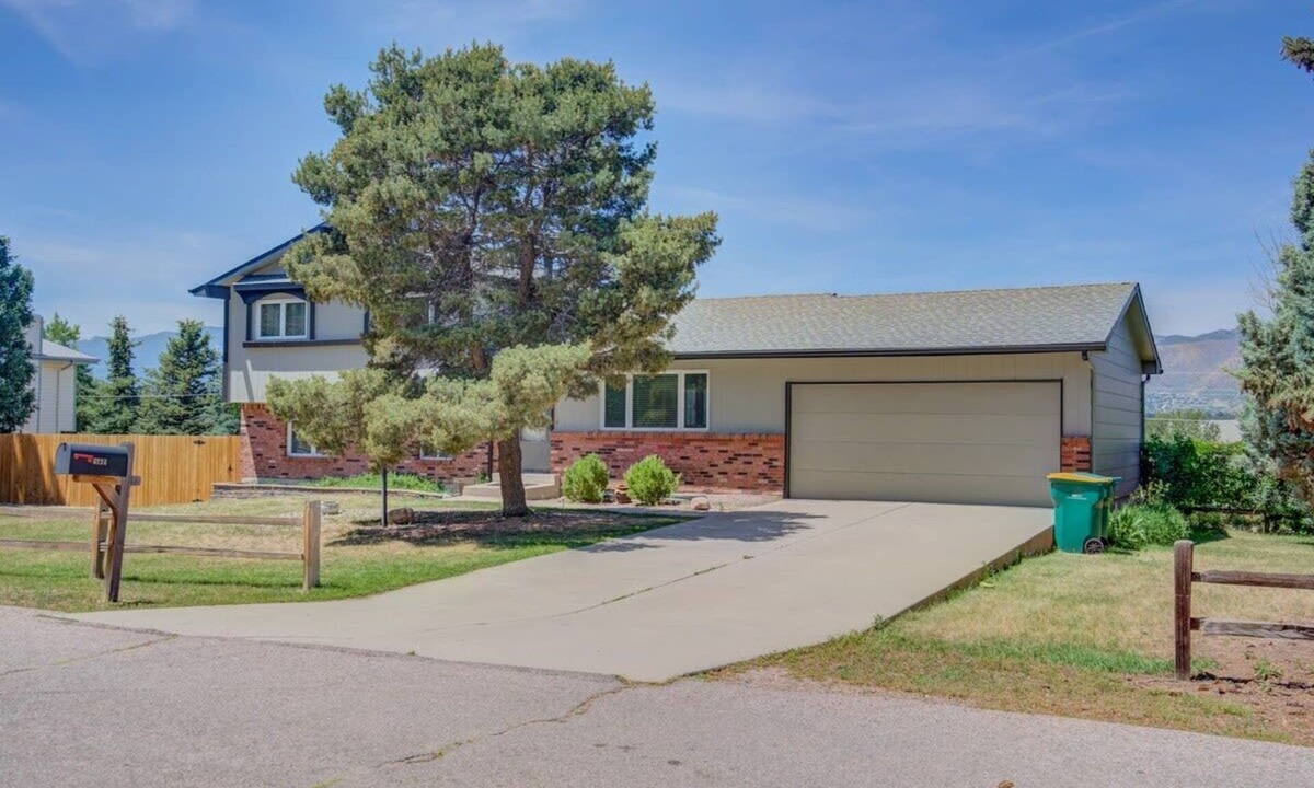 Northeast Colorado Springs House | Antler Lodge | Enjoy games and BBQ in the backyard