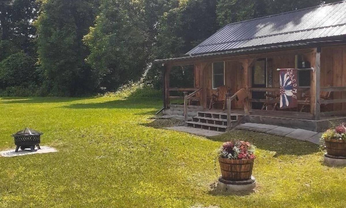 Painted Post Cabin | Ayers' Acres ~ Cabin 4, cozy near Corning-Watkins Glen-Finger Lakes sleeps 4
