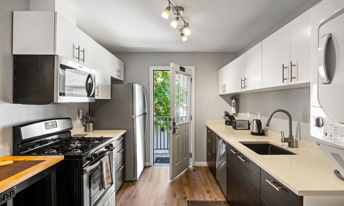 Brookwood Apartment | (B2bH) Great Location, Peaceful Condo Near Peachtree Street