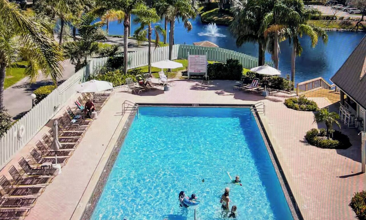 Bella Vista Villa | Beach Bungalow Jupiter Carlin Park across street from beach Htd Pool/Pickle Ball