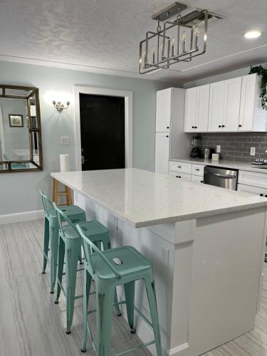 Naples Park Apartment | Beach Getaway,Walk orBike to beach,Fenced for doggie, Large Driveway