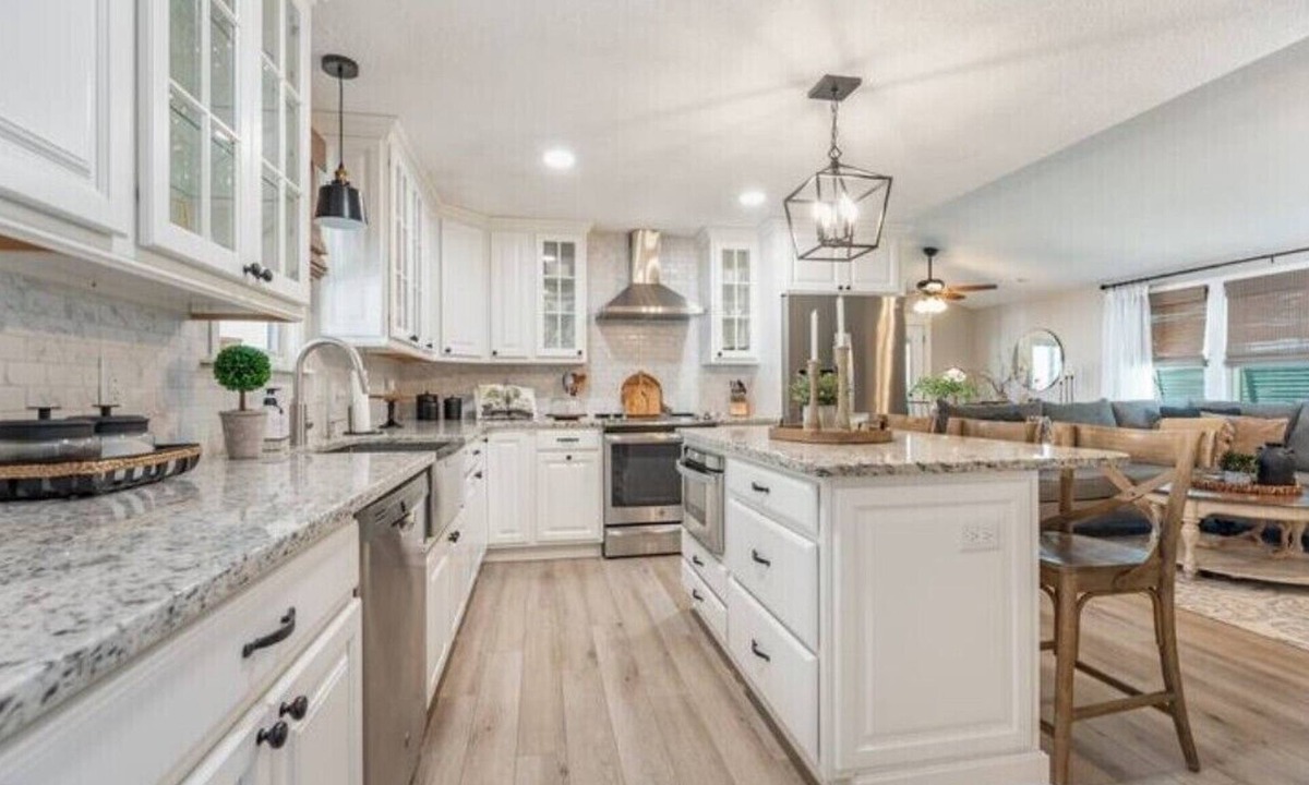 Garden City House | Beach House Captains Cove 3 BD, 2 BA, Linens & Golfcart included Lanai on Canal