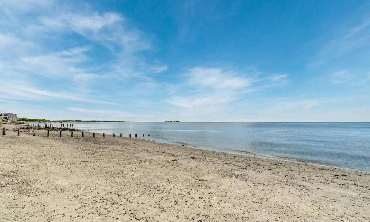 Devon House | Beach House! Walk out door onto the beach! Lots to do nearby! Sapphire Sandbar