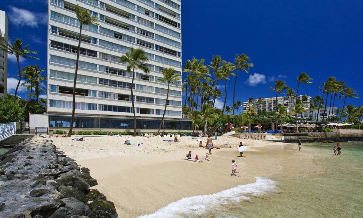 Diamond Head - Kapahulu - St. Louis Condo | Beachfront Diamond Head views, Quiet End of Waikiki with Swimming/Surfing!