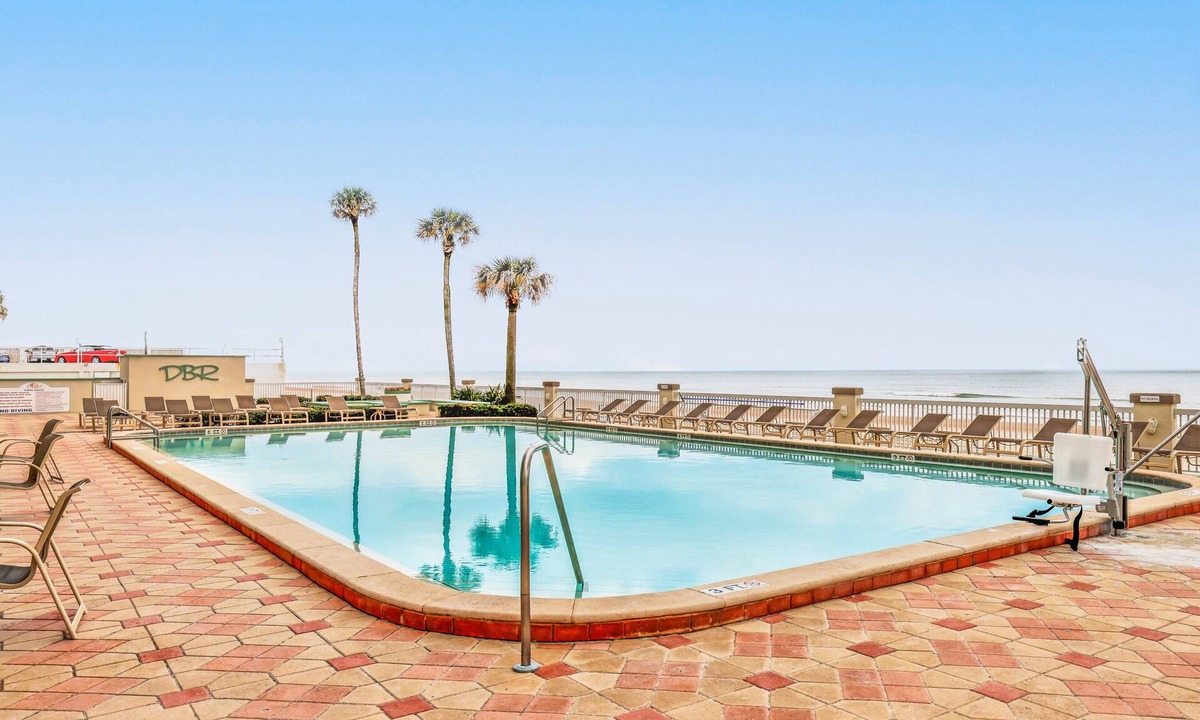Ortona Park Condo | Beachfront Studio Retreat | King Bed, Pool, Gym & Prime Location