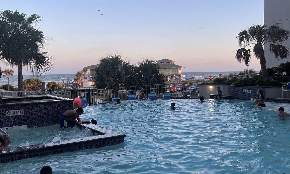 Galveston Resort | Beachside Beautiful Resort condo sleeps 8