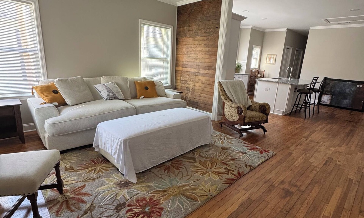 Birmingham House | Beautiful 3-bedroom house with AC in Birmingham's Entertainment District.
