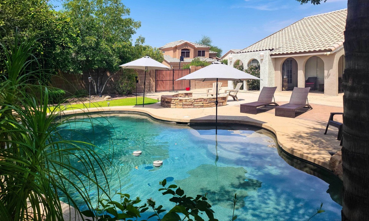 Mountain Crest Cottage | Beautiful Backyard: Comfortable Phoenix Getaway!