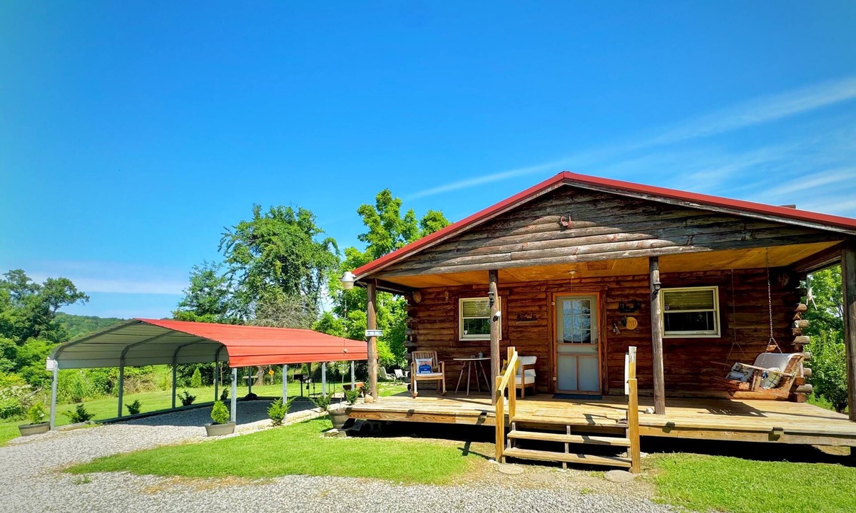 Point Pleasant Cabin | Beautiful country views and wildlife. Less than 2 miles from downtown.