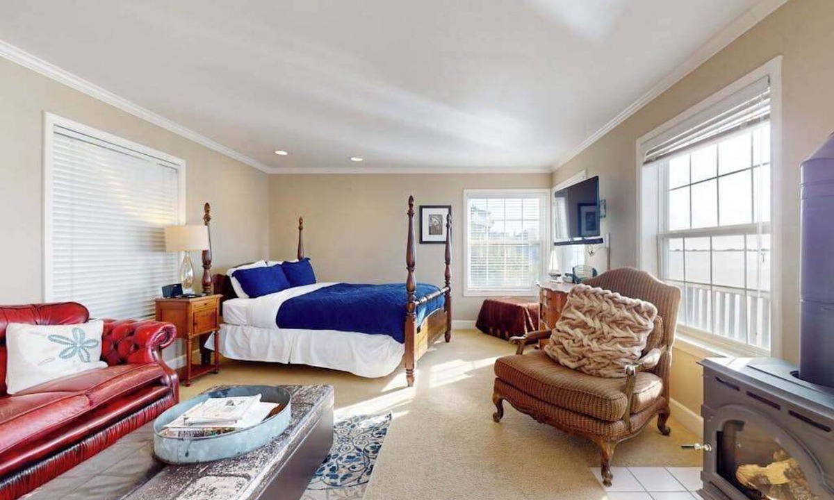Old Town Apartment | Bodega Bay waterfront studio cottage on stilts — 1 bed, gas fireplace