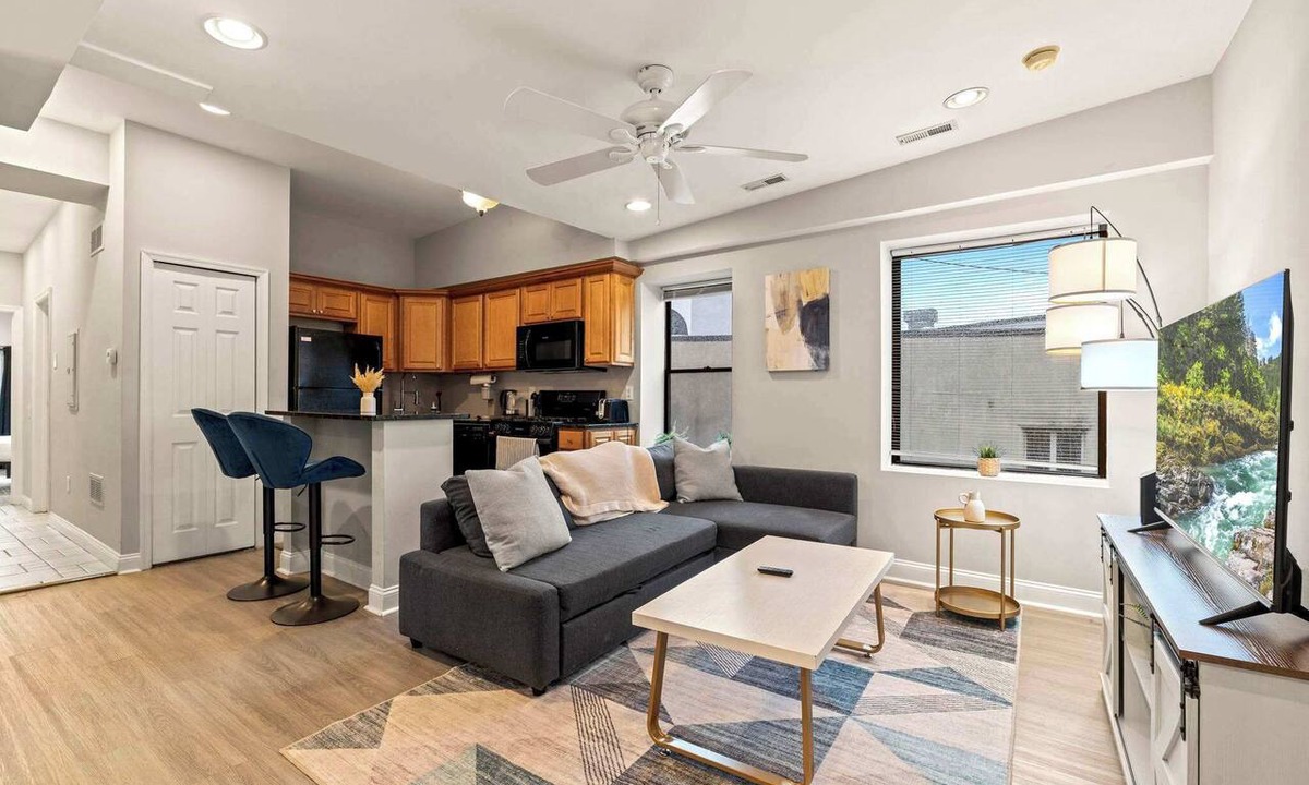 Old City Apartment | Bright 2BR Sleeps 6 Haven | Near The Liberty Bell