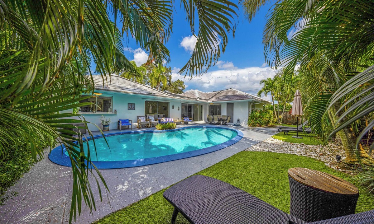 Imperial Point Villa | Bright & Modern Villa with Private Pool in Fort Lauderdale - 30 min to MAJOR INTERNATIONAL SPORTING EVENT!