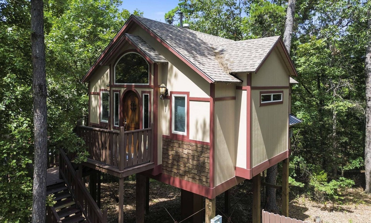 Eureka Springs Cottage | Cedar Manor Treehouse with Jacuzzi