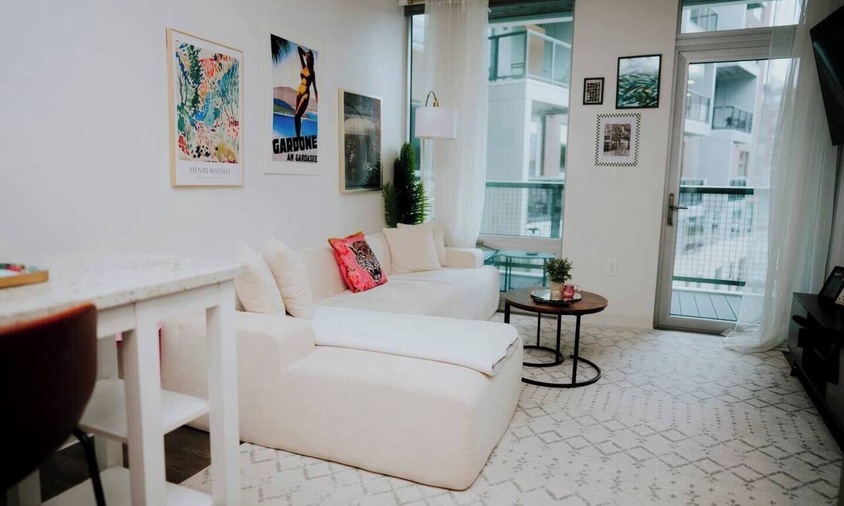 East Cambridge Apartment | Charming 2-bedroom apartment with Balcony/Garage Parking in Cambridge