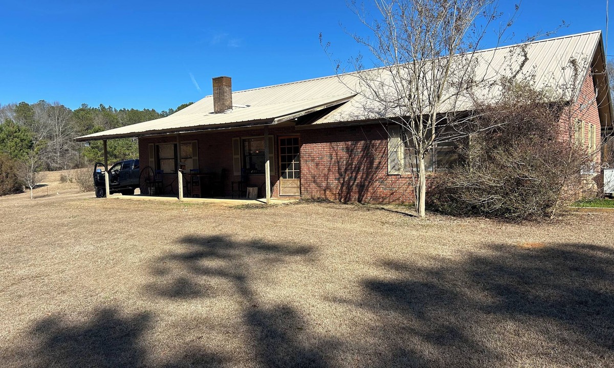 Chapman House | Charming 3-bedroom house in beautiful Georgiana with AC on 18 acres with pond
