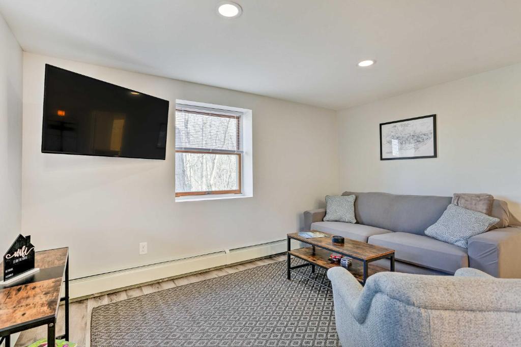 Beacon Apartment | Charming Beacon Apt w/Fire Pit: Near Hiking!