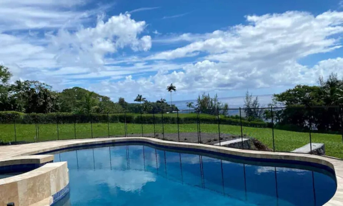Papaikou House | Charming Oceanfront 2-bedroom house in Papaikou with WiFi and AC