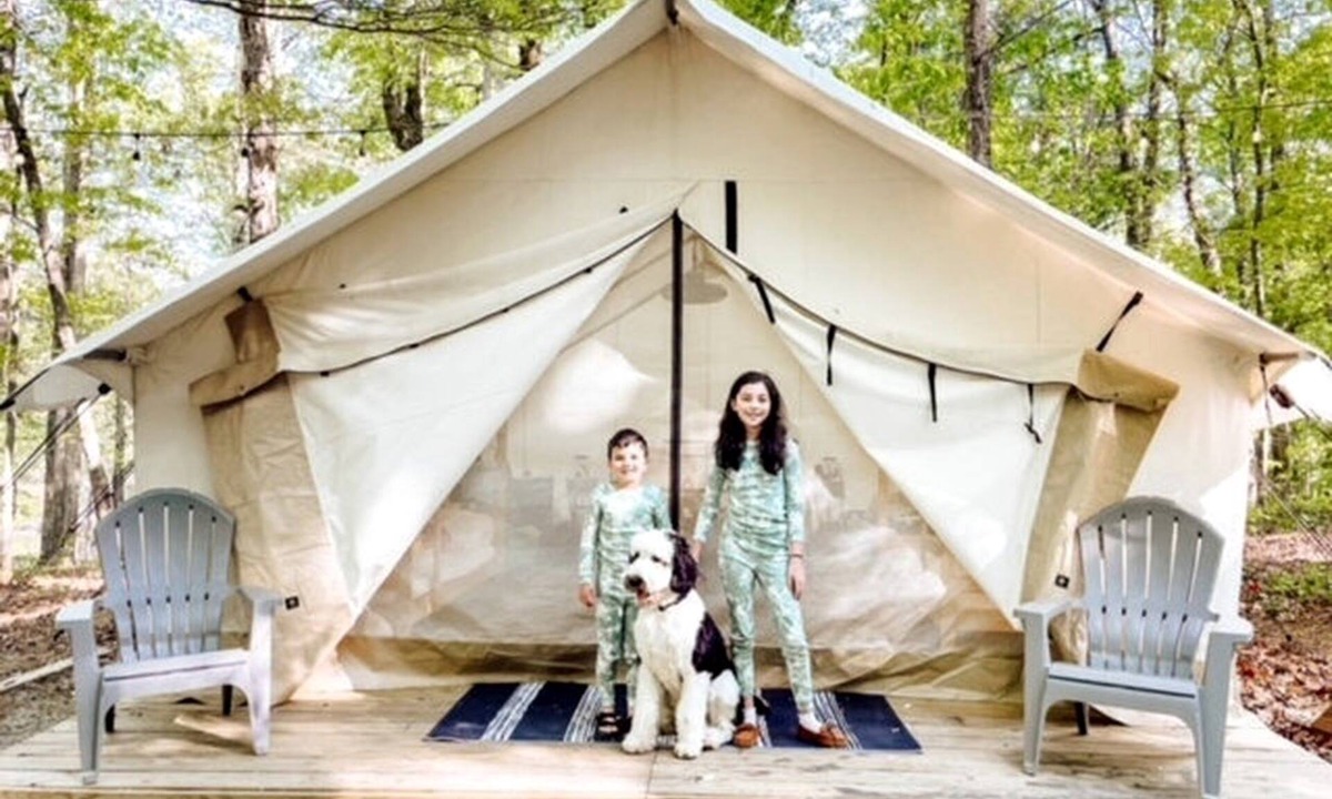 Highland RV Rental | Charming Safari Tent for Group Glamping in Nature in Basinger, Florida