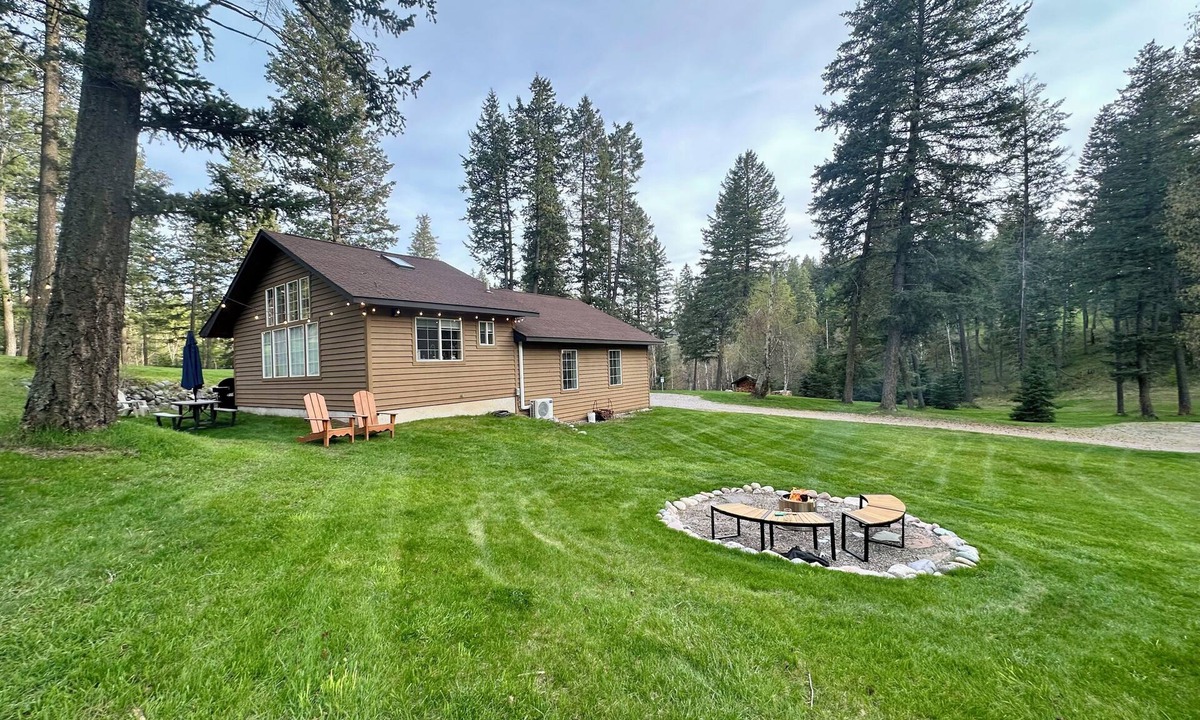 Bigfork Apartment | Charming studio guesthouse in delightful Bigfork with AC, WiFi