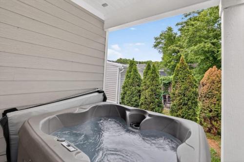 Chattanooga House | Chattanooga Duo 2 Connected Homes Sleeps 20 Hot Tub Pool Table Pet Friendly
