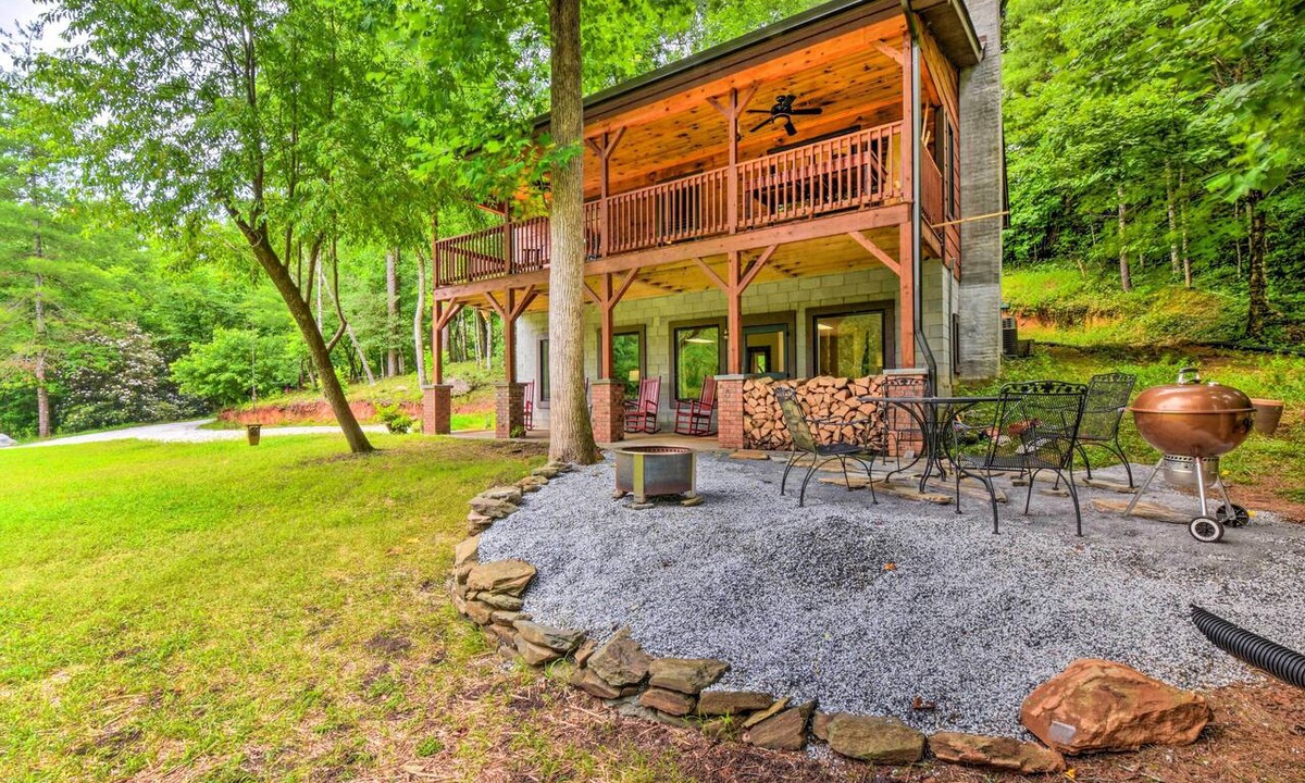 Mountain Rest Cabin | Chauga River Cabin: Pets Welcome!