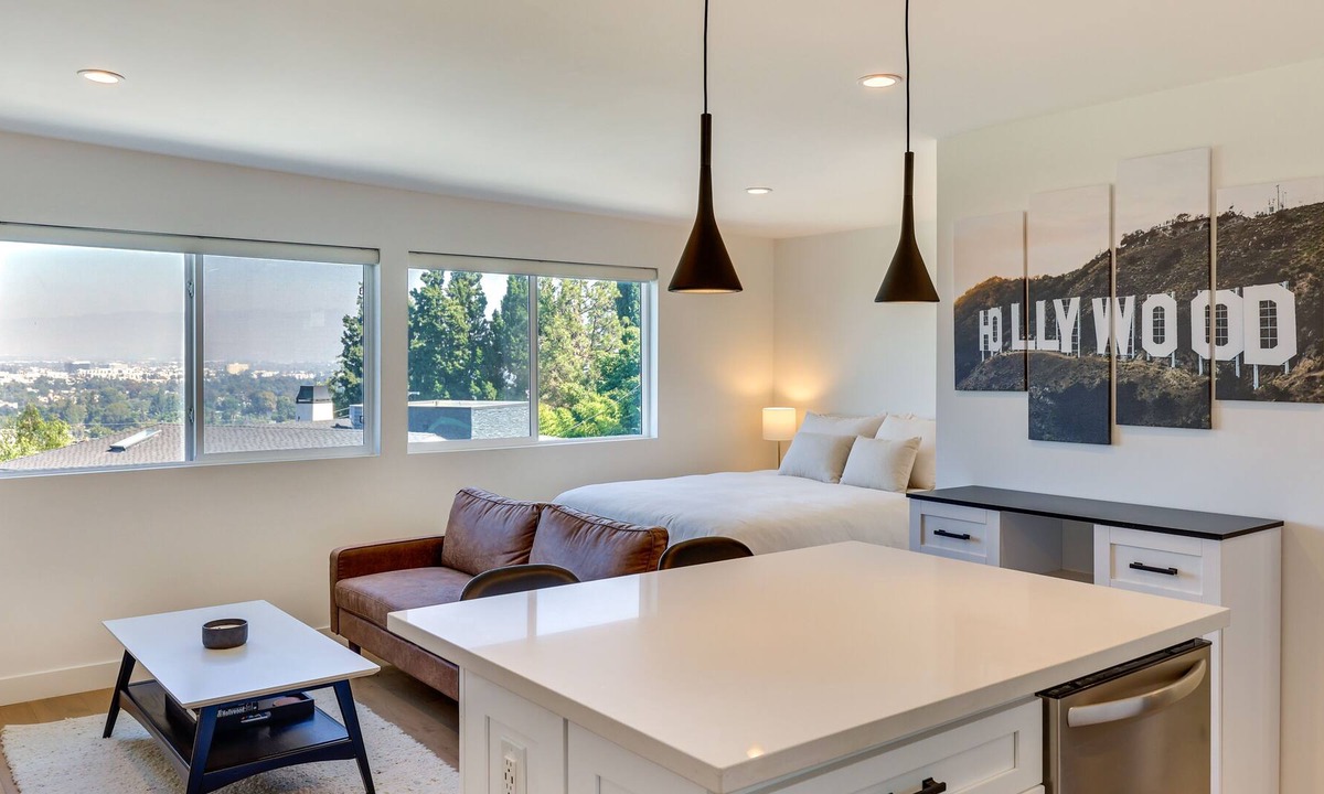 Studio City Apartment | Chic & Modern Studio City Apt w/ Mountain Views