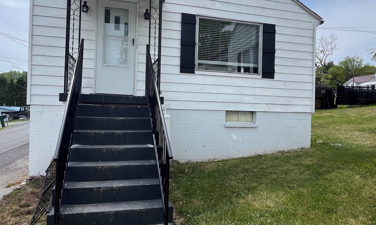 Bluewell House | Cozy 2-bedroom house in Bluefield, 6 miles from Pocahontas Trailhead