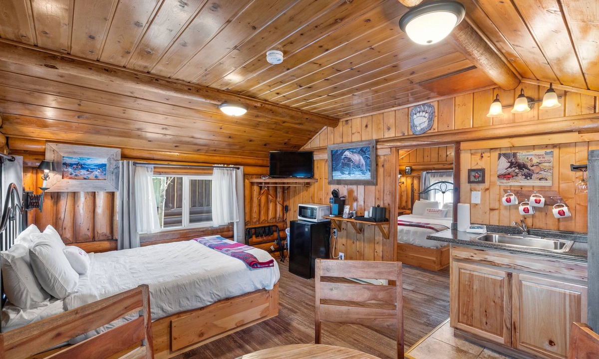 West Yellowstone Cabin | Cozy Bucking Moose Bear Cabin with 2 Queens, just a minute from Yellowstone!