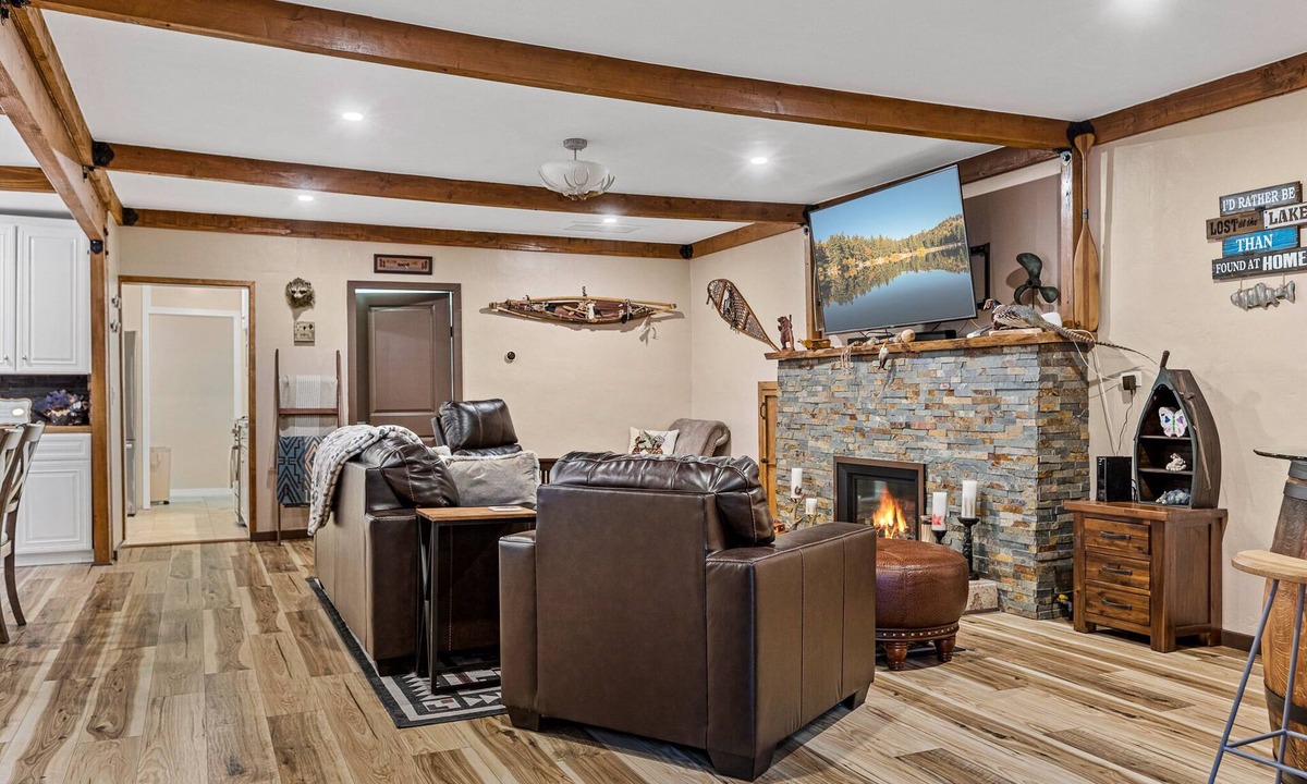 Crestline Cabin | Cozy Mountain Retreat with 3 decks, huge living room, walking distance of shops