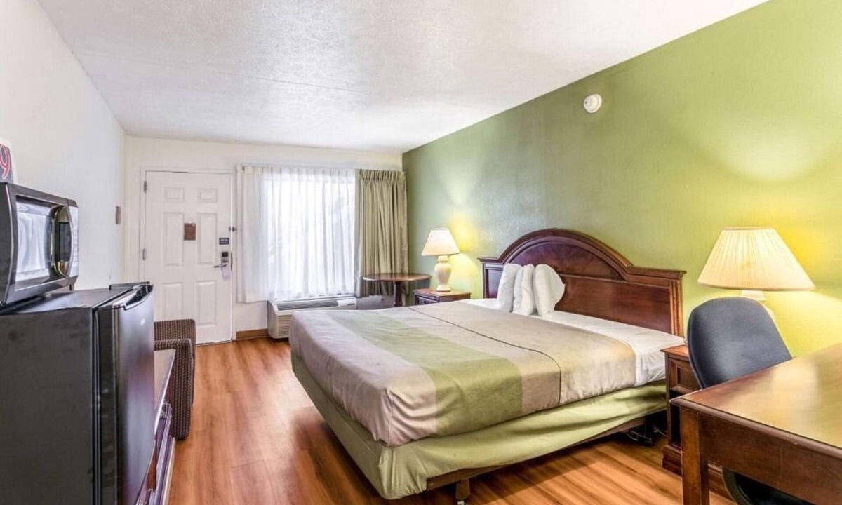 Edgewood Hotel | Cozy Pet-Friendly Room w/Nearby Dining Options