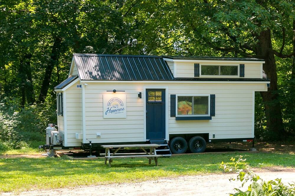 East Mount Airy Cabin | Cozy Tiny House within Historic Botanical Gardens in Philadelphia, Pennsylvania