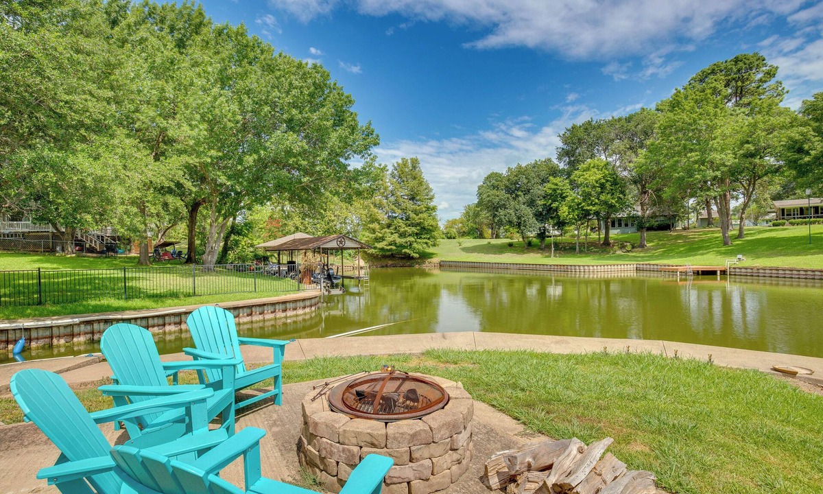 Tool House | Deck, Grill & Fire Pit: Waterfront Texas Retreat