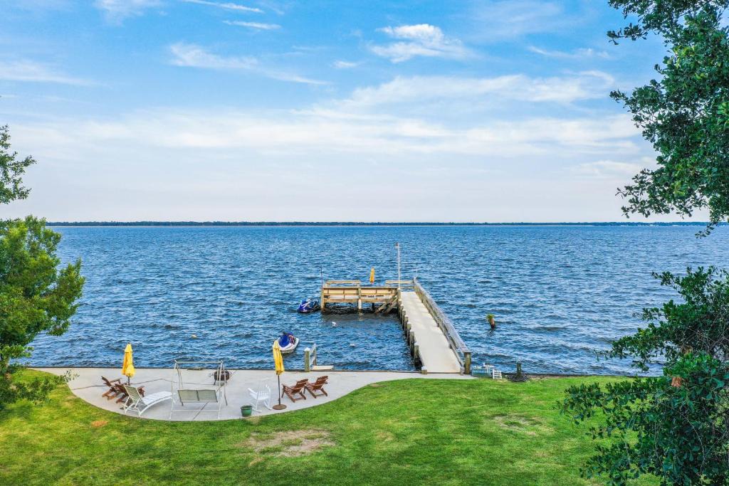 Russellville House | Dock & Fire Pit: Lakefront Bonneau Home!