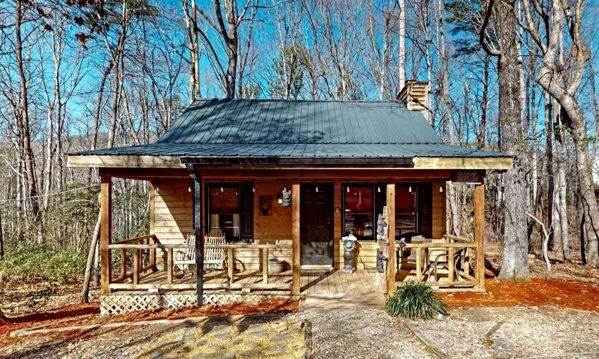 Sautee Nacoochee Cabin | Dog-friendly cabin with private hot tub, wood fireplace, firepit, & washer/dryer