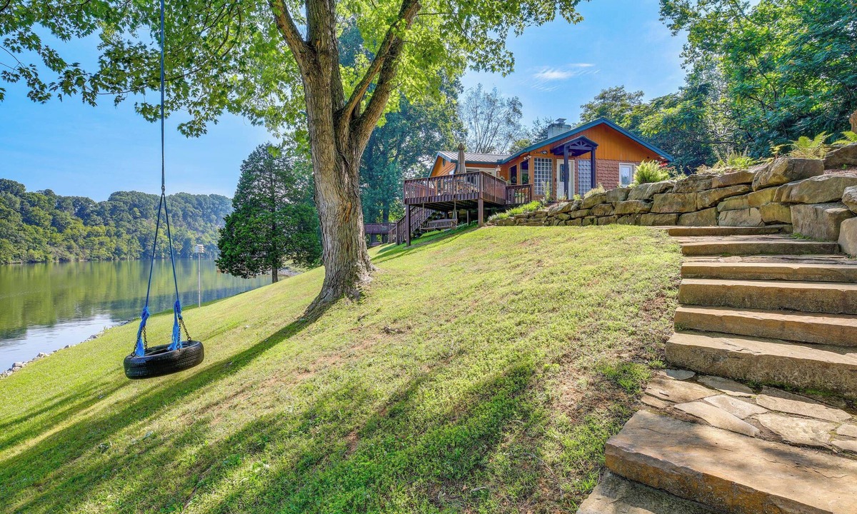 Piney Flats Cottage | 'duck and Bug's Cabin' on Boone Lake w/Boat Dock!