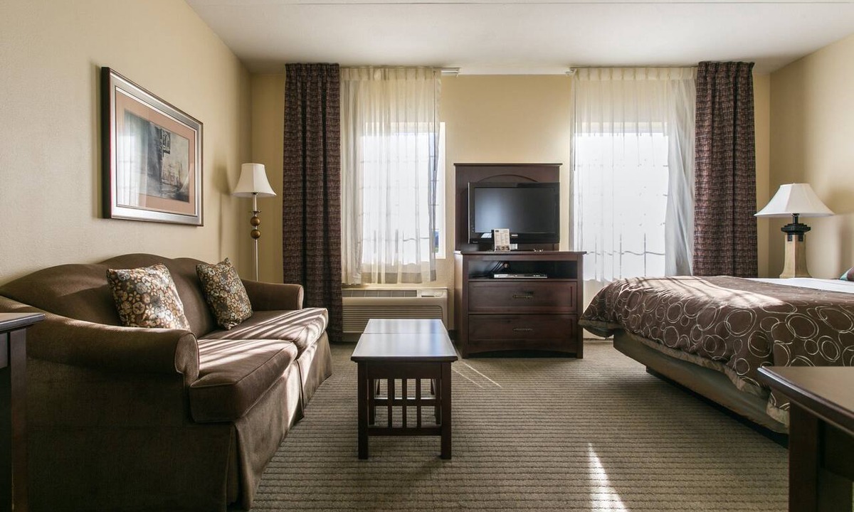 Graysville Apartment | Equipped Studio Near CHA Airport | Indoor Pool + Gym Access