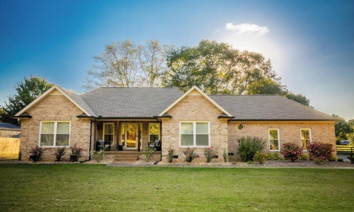 Fairview House | EV charger, Arcade, 1.7 acres, sleeps 8; 2 kings and 2 queens, 35 mins Nashville
