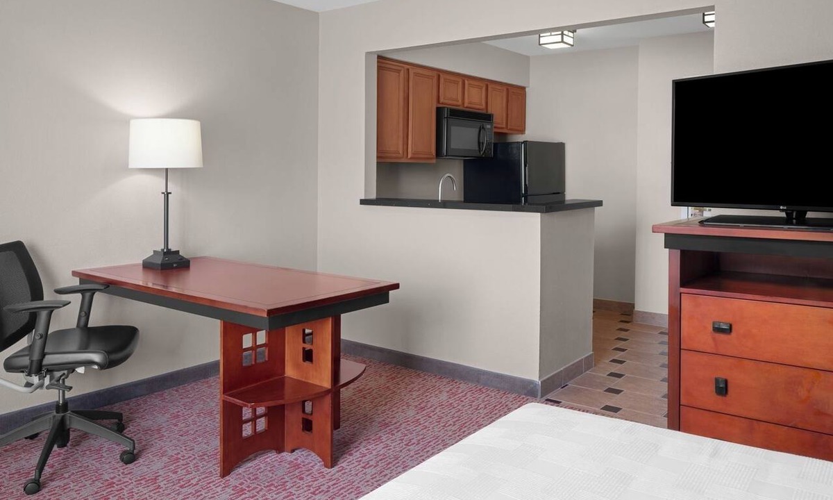 Renton Hotel | Experience Utmost Comfort! Free Airport Shuttle, Free Parking, Full Kitchen!