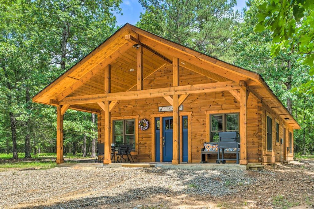Golden House | 'Falling Star' Eagletown Cabin w/Hot Tub: Pets OK