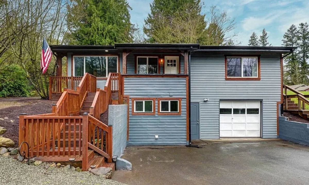 Squak Mountain House | Fantastic 2-bedroom house in Issaquah perfect for family or traveling